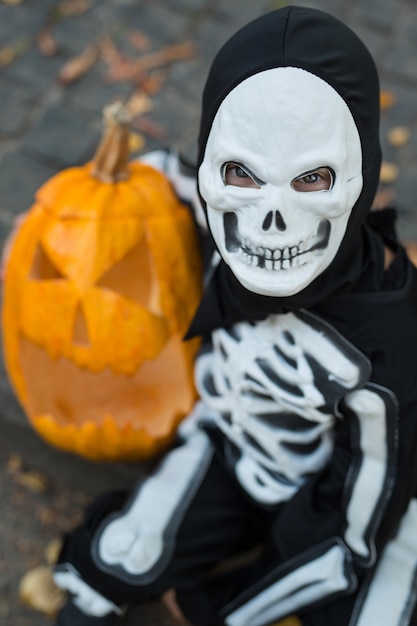 Jongen draagt een skeletkostuum voor Halloween