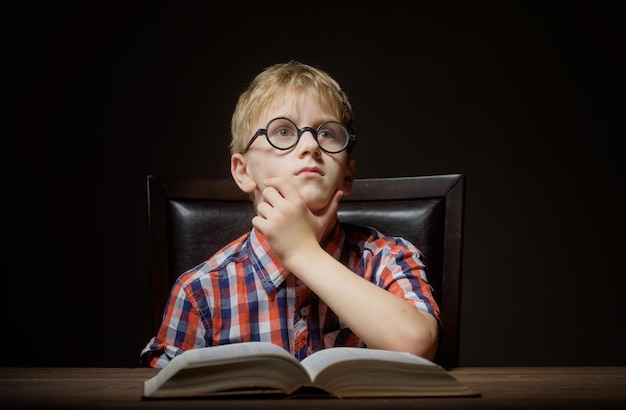 Jongen droomt met een boek