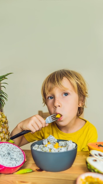 Jongen eet fruit gezond voedsel voor kinderen kind eet gezonde snack vegetarische voeding voor kinderen