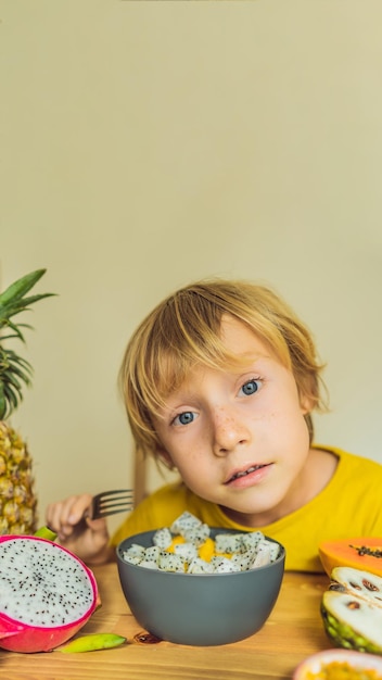 Jongen eet fruit gezond voedsel voor kinderen kind eet gezonde snack vegetarische voeding voor kinderen