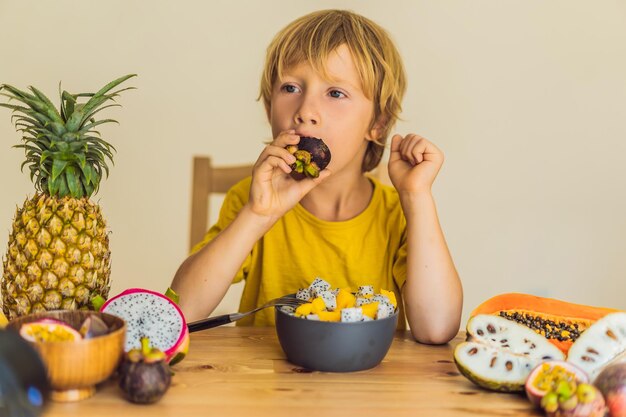 Jongen eet fruit Gezonde voeding voor kinderen Kind eet gezonde snack Vegetarische voeding voor kinderen Vitaminen voor kinderen