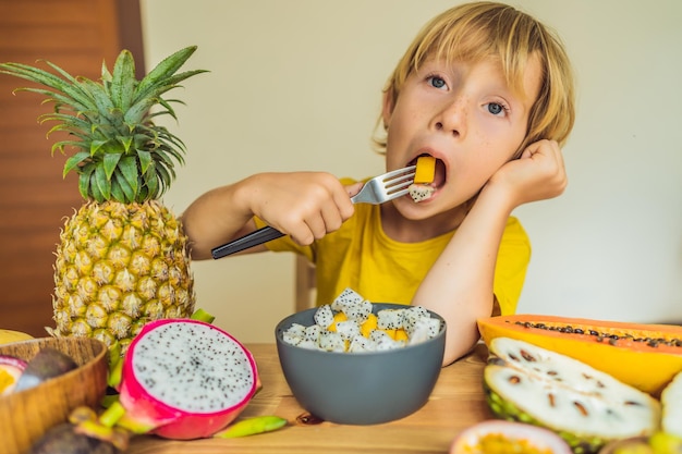 Jongen eet fruit Gezonde voeding voor kinderen Kind eet gezonde snack Vegetarische voeding voor kinderen Vitaminen voor kinderen