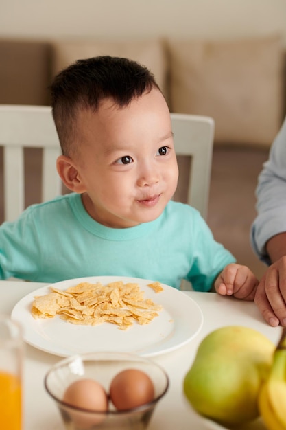 Jongen eet maïschips