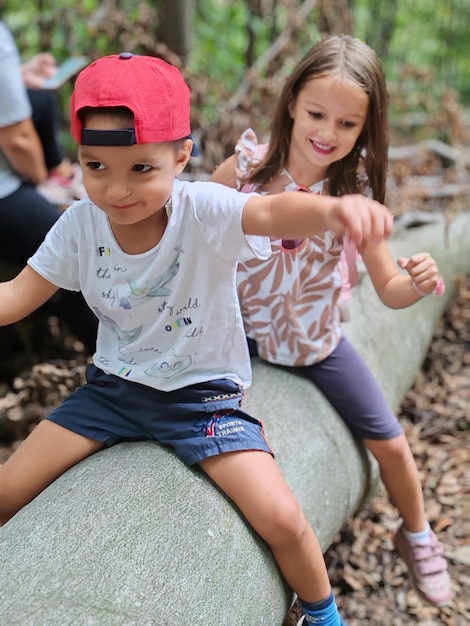 Foto jongen en meisje in bos engoy in de natuur