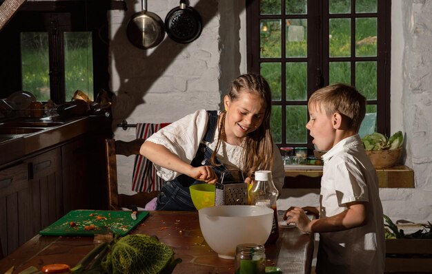 Jongen en meisje koken in de keuken echte foto