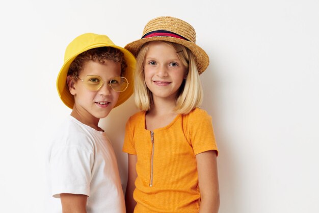 Jongen en meisje met hoeden met telefoonmode die zich voordeed als kindertijd