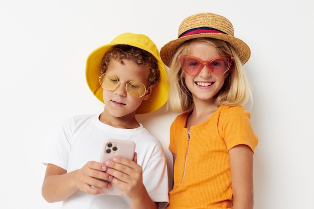 Jongen en meisje met kindertijd voor telefoonentertainment