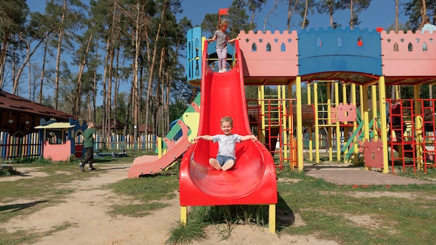 Foto jongen en meisje rijden op een schommel