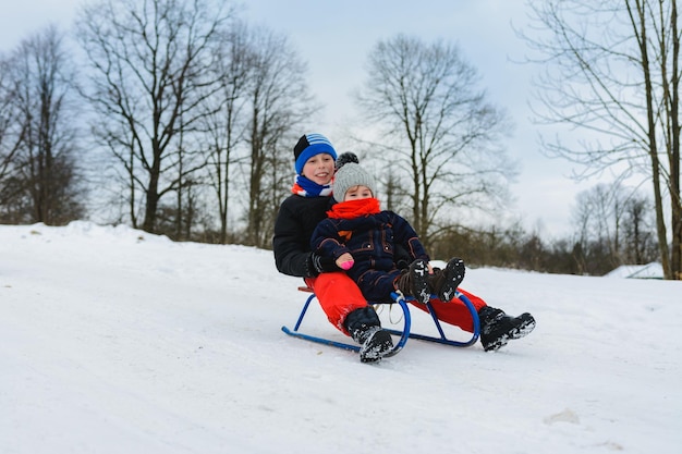 Jongen en meisje rijden op sleeën