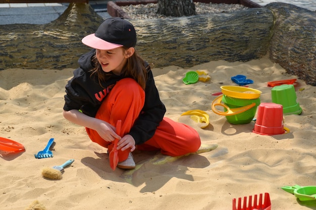 Jongen en meisje spelen op het strand op zomervakantie kinderen bouwen een zandkasteel op zee hoog