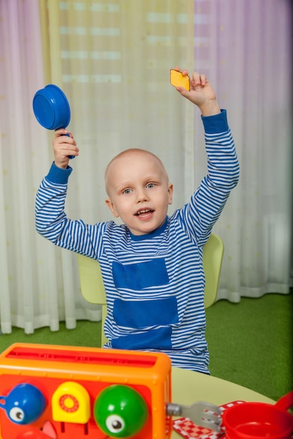 Jongen en meisje spelen van een bordspel