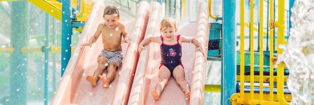 Jongen en meisje veel plezier in het waterpark BANNER, lang formaat