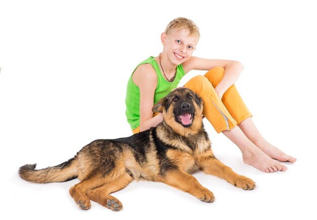 Jongen en puppy herdershonden op een witte achtergrond