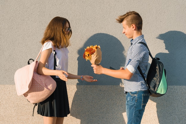 Jongen geeft meisje boeket bloemen