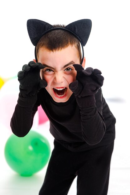 Foto jongen gekleed als een zwarte kat verschillende emoties geïsoleerd purim halloween