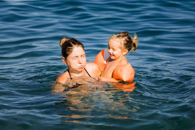 Foto jongen geniet van het water.