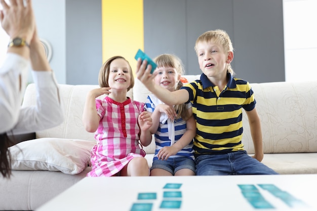 Jongen haalde de kaart van de winnaar tevoorschijn en twee meisjes verheugen zich naast elkaar kijkend en lachend