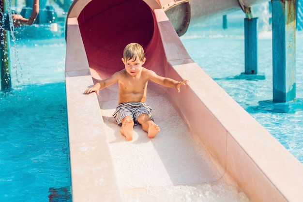 Jongen heeft plezier in het waterpark