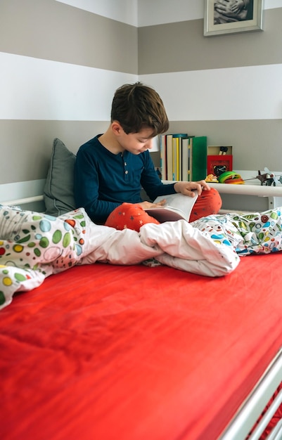 Jongen het lezen van een boek