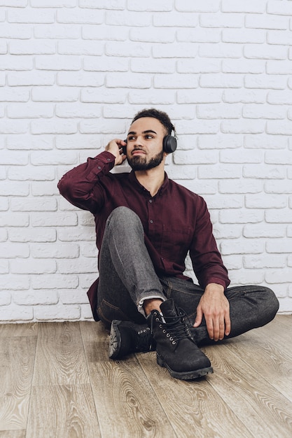 Jongen het luisteren muziek