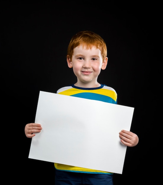 jongen houdt een papier vast