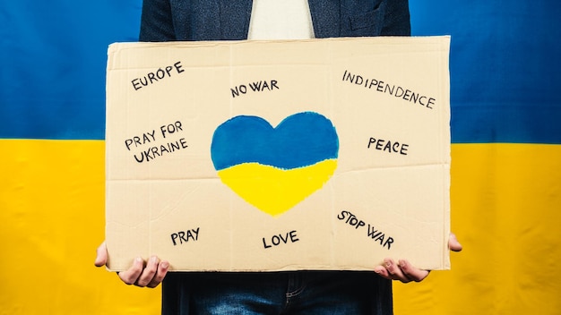 Jongen houdt karton vast met hartsymbool voor de oorlog in oekraïne