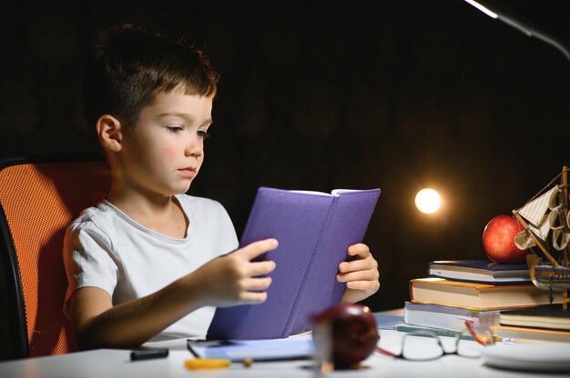 Jongen huiswerk thuis in de avond