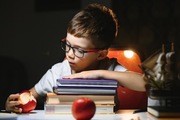 Jongen huiswerk thuis in de avond