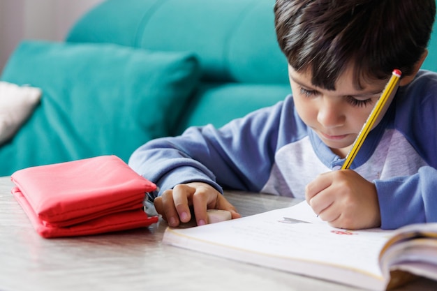 Jongen huiswerk thuis