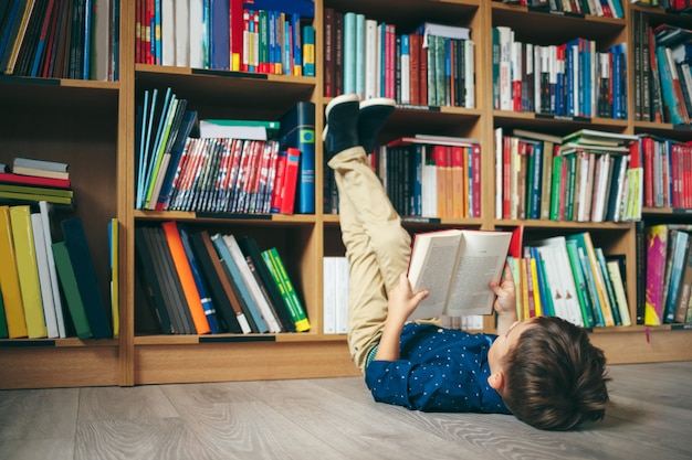 Jongen in bibliotheek