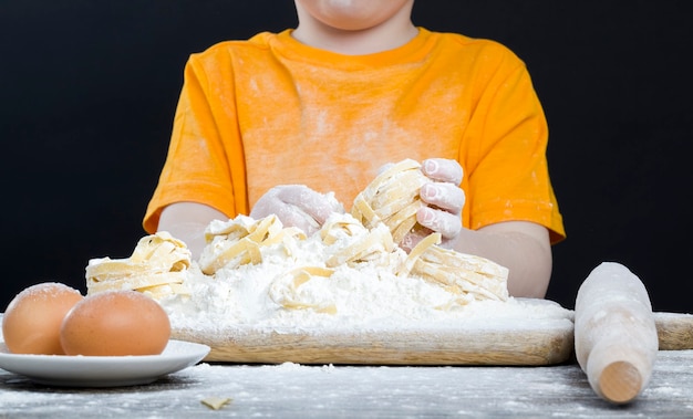 jongen in de keuken