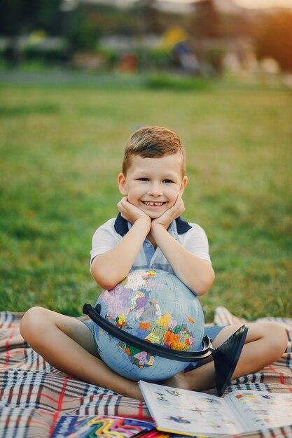 Jongen in een park