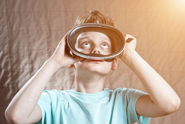 Foto jongen in een zwemmend masker dat omhoog kijkt