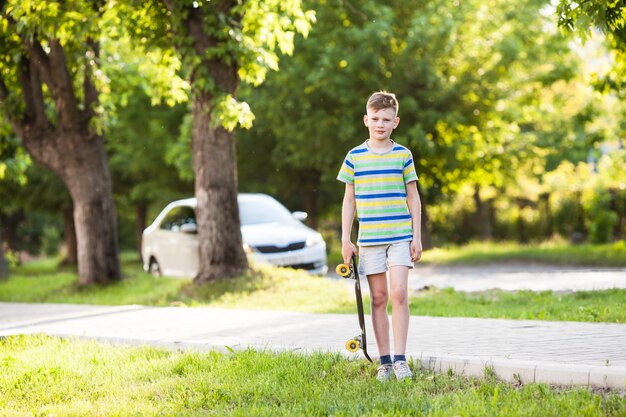 Jongen in gehurkte positie op een skateboard in het park