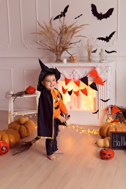 Foto jongen in halloween-heksenkostuum