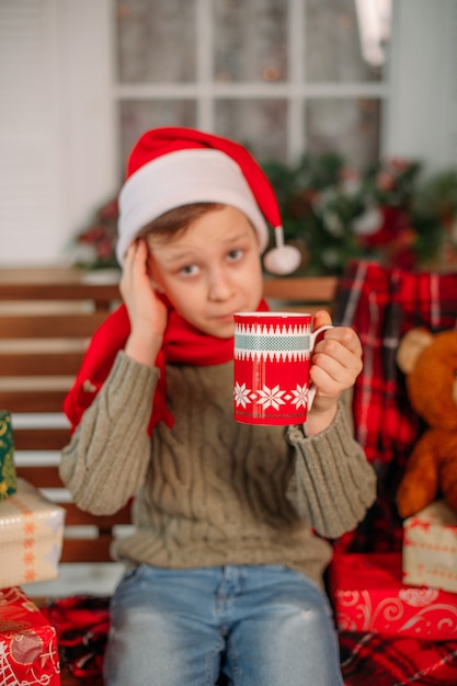 jongen in kerstversiering