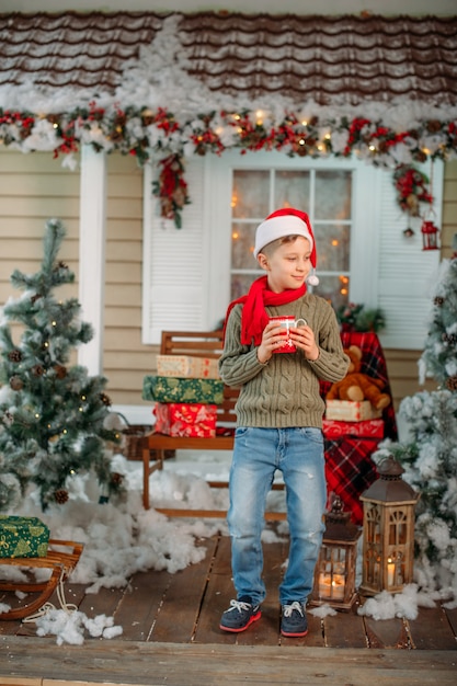 jongen in kerstversiering