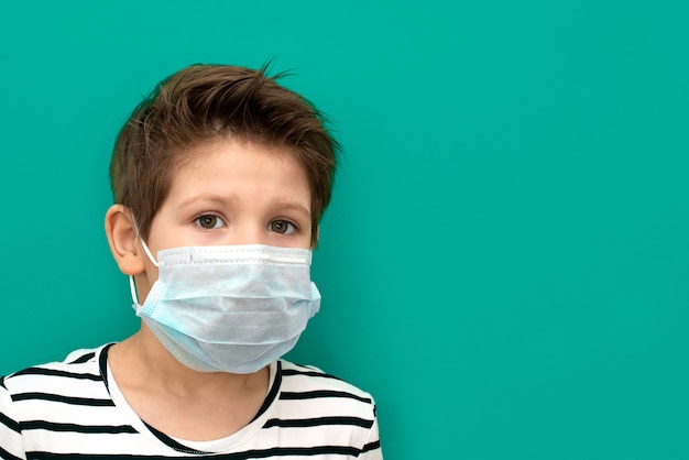 Jongen in medisch masker dat tijdens coronovirus wordt geïsoleerd.