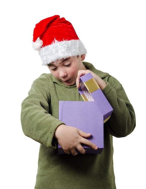 Jongen in santa claus-hoed en kerstmis met een gift