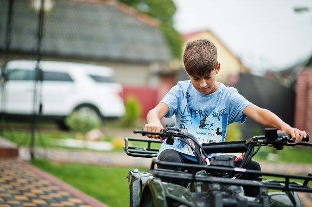 Jongen in vierwielige ATV-quad.