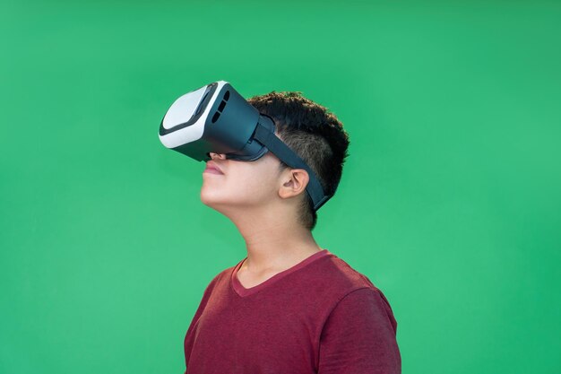 Jongen in VR-bril op groene achtergrond