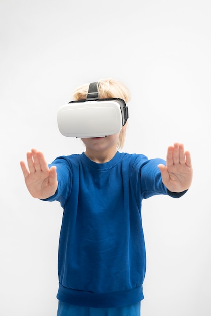 Jongen in Vr-bril speelt virtual reality-spel