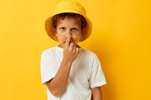 Jongen in witte t-shirt gele hoed poseren emoties