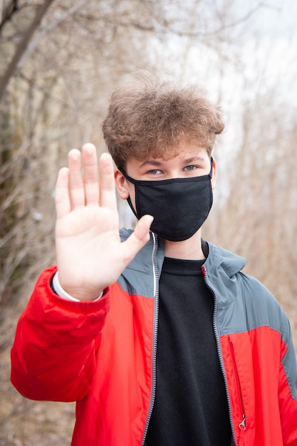 Foto jongen in zwart gezichtsmasker.