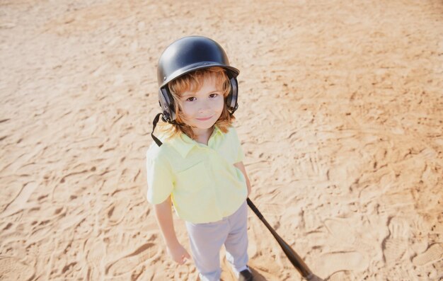 Jongen jongen poseren met een honkbalknuppel portret van kind dat honkbal speelt