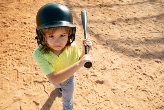 Jongen jongen poseren met een honkbalknuppel portret van kind dat honkbal speelt