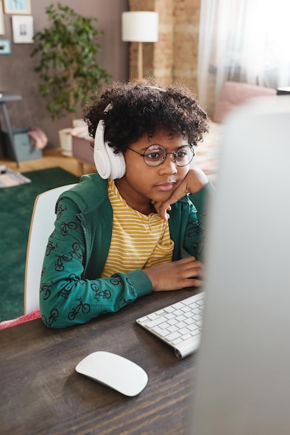 Jongen kijken naar video op computer