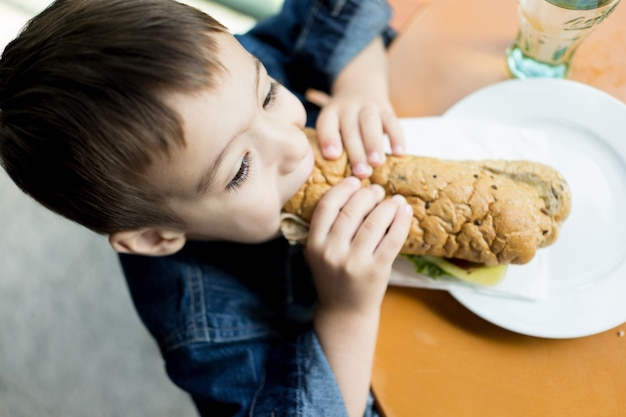 Jongen kind kind brood Sandwich eten