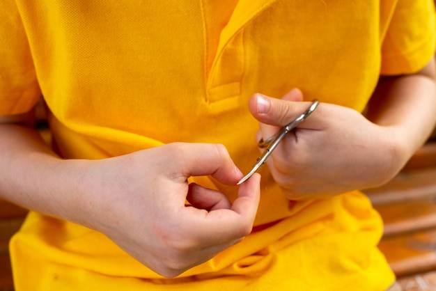 Jongen knipt zelf zijn nagels