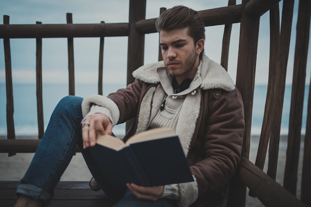 Jongen leest een boek in de berghut